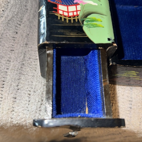 Very Old Hand Painted Asian Themed Jewelry Box -design on Black Lacquer-See pics - Picture 12 of 16